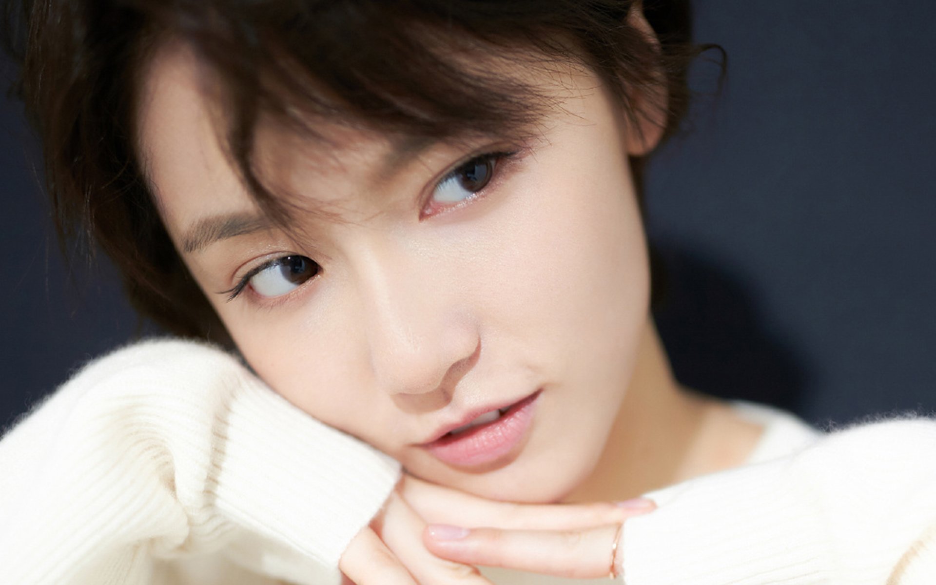 赛场两重天，当德布劳内评分封神时，塞内加尔少年正奔向雷恩